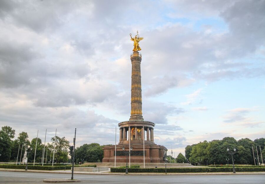 Berlin: Private 2-Hour Sightseeing Tour in Classic GDR Van - Why the Barkas B1000 makes this Berlin tour different