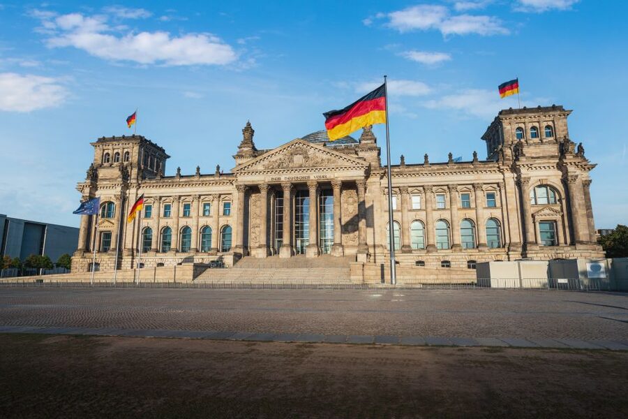 Berlin: Private 2-Hour Sightseeing Tour in Classic GDR Van - What the guide adds to the ride