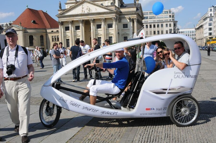 Berlin: Private Guided E-Rickshaw Tour - Brandenburg Gate and the symbols of Berlin