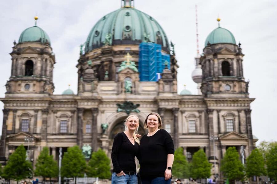 Berlin: Private Photo Session with Professional Photographer - James Simon Gallery and Humboldt Promenade