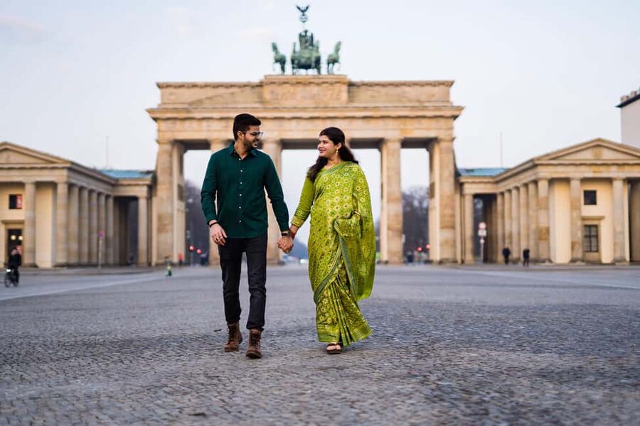 Berlin: Private Photo Session with Professional Photographer - Extending the session to Brandenburg Gate