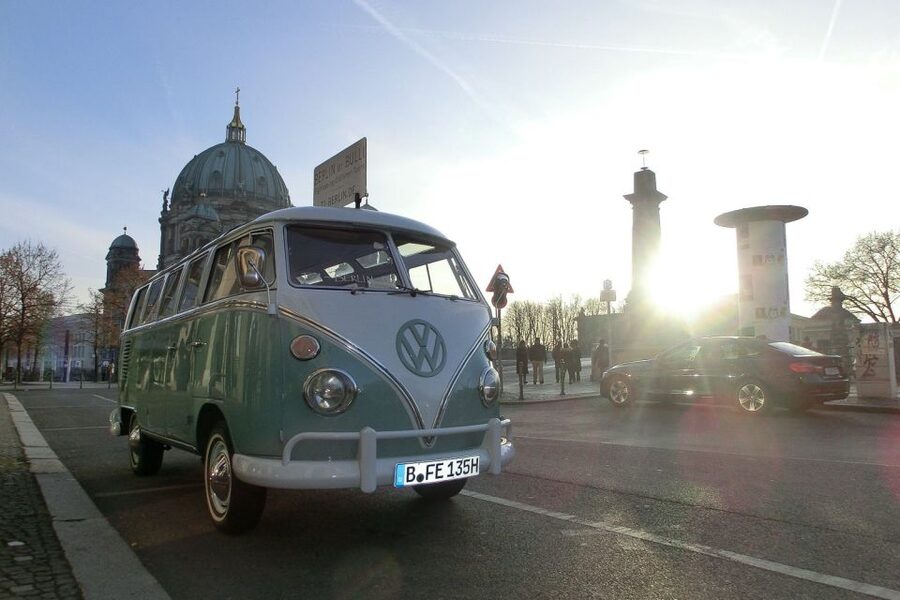 Berlin: Private Sightseeing Tour in Iconic Oldtimer VW Bus - The guide makes the difference