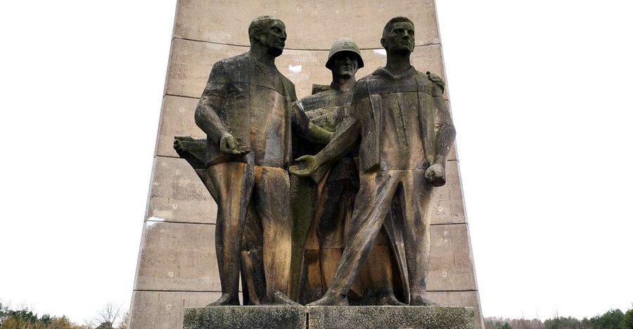 Berlin: Private Van Tour to Sachsenhausen Concentration Camp - Entering the Sachsenhausen Memorial
