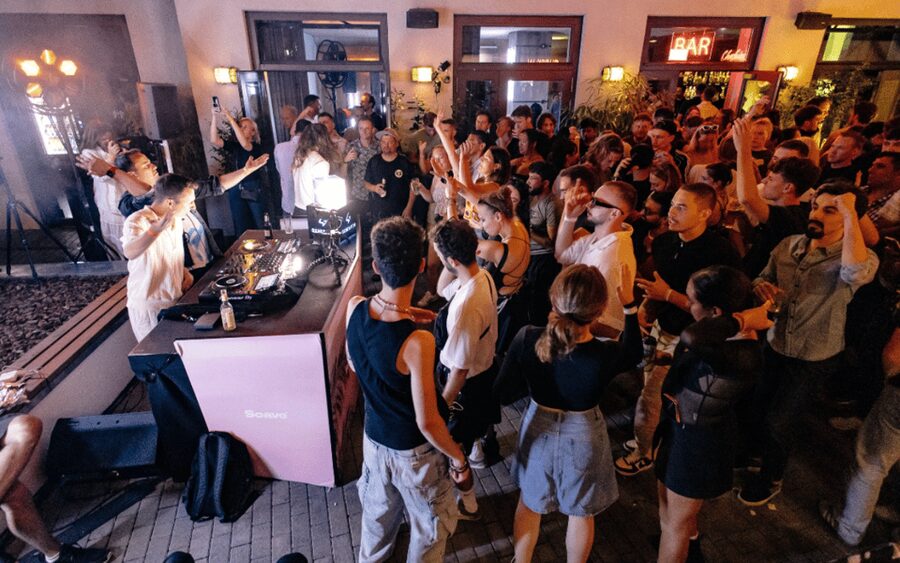 Berlin: Pub Crawl with Shots and VIP Club Entry - Key points at a glance