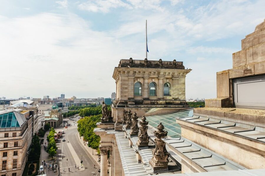 Berlin: Rooftop Breakfast at Käfer Restaurant Reichstag - Walking through the glass dome after breakfast