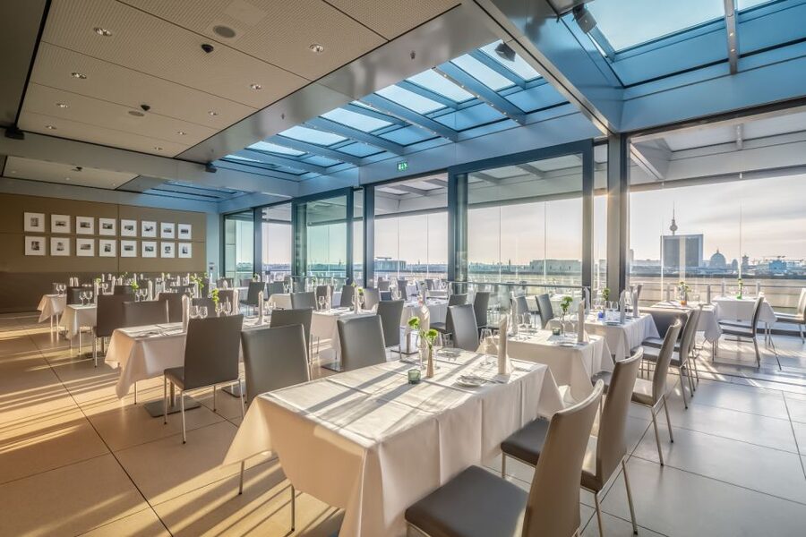 Berlin: Rooftop Dinner at the Käfer Restaurant Reichstag - The glass dome and the first view of Berlin