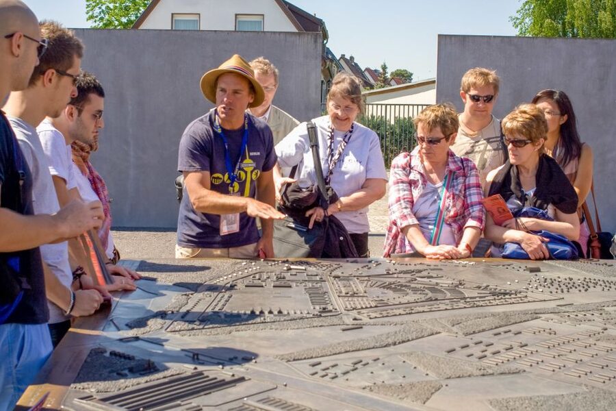 Berlin: Sachsenhausen Concentration Camp Bus Tour in English - The 50-minute ride to Oranienburg