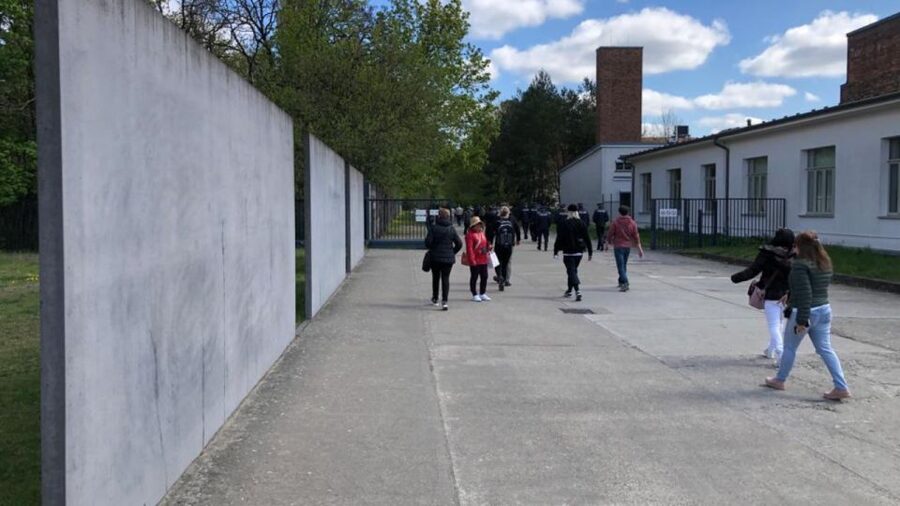 Berlin: Sachsenhausen Concentration Camp Guided Tour - Meeting at Alexanderplatz and the 30-minute ride