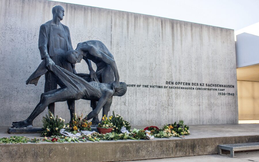 Berlin: Sachsenhausen Concentration Camp Museum Tour - Meeting at Alexanderplatz and taking the train