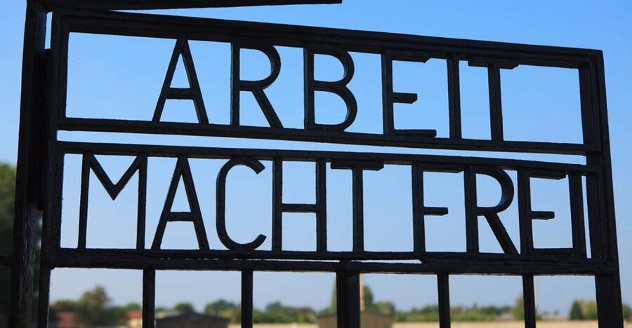 Berlin: Sachsenhausen Memorial 6-Hour Tour in Spanish - Meeting at Alexanderplatz and taking the train north