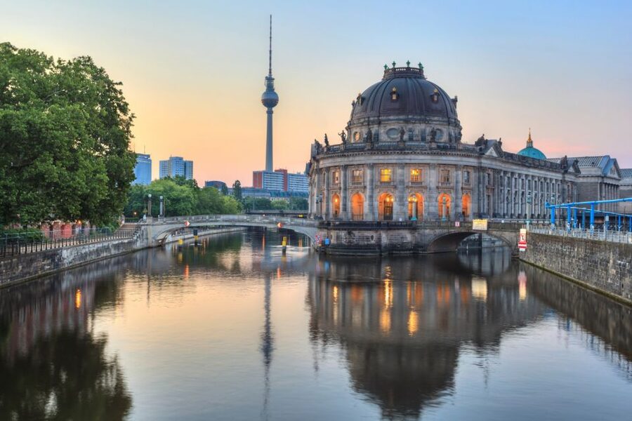 Berlin: Scavenger Hunt Self-Guided Tour - Five hours, or two to three days?