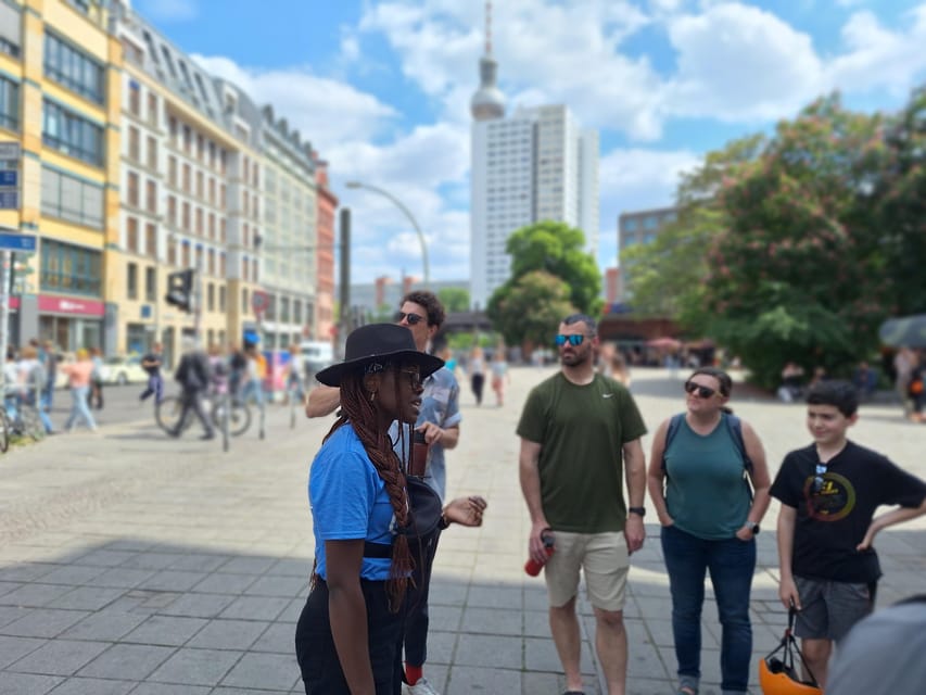 Berlin: Secrets of Berlin Bike Tour - A Späti break with your own refreshment