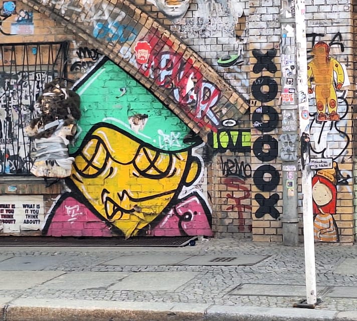 Berlin: Secrets of Berlin Bike Tour - Dead Chicken Alley and Dirksenstrasse street art