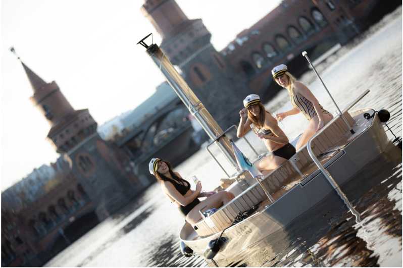 Berlin: Self-drive hot tub boat experience - Keeping the hot tub warm on the Spree