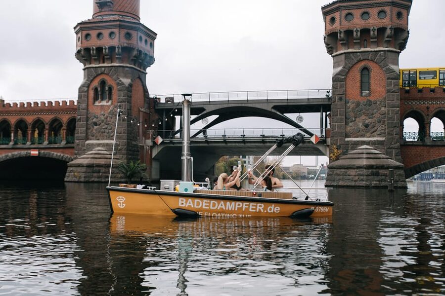 Berlin: Self-drive hot tub boat experience - Arriving at the station and getting ready