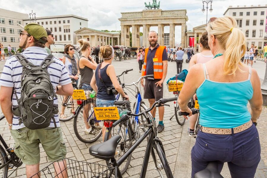 Berlin: Sights and Highlights Bike Tour with a Local Guide - Key points at a glance