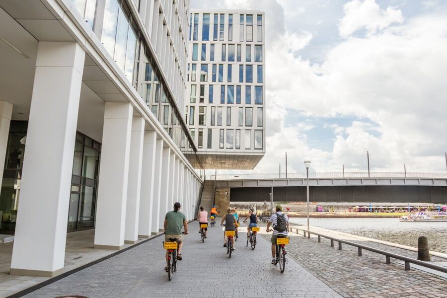 Berlin: Sights and Highlights Bike Tour with a Local Guide - The Berlin Wall and the city’s divided years
