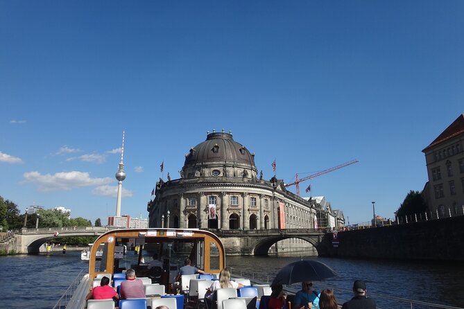 Berlin sightseeing boat tour on the Spree - What this Spree cruise is really good at