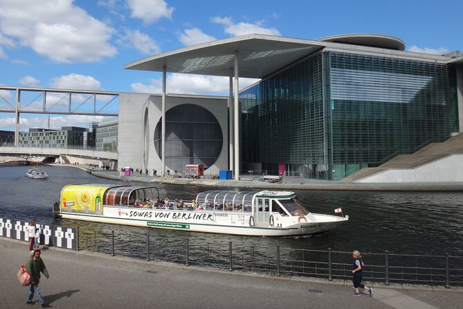 Berlin sightseeing boat tour on the Spree - Nikolaiviertel and the old center rebuilt