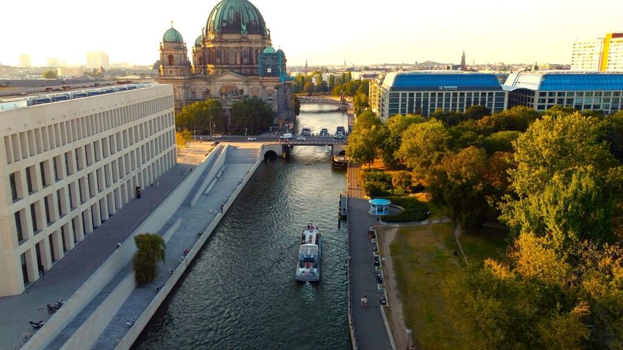 Berlin: Sightseeing Boat Tour on the Spree for Families - Families, children, and dogs
