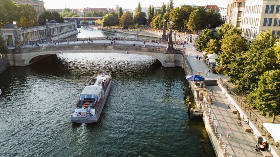 Berlin: Sightseeing Boat Tour on the Spree for Families - A calm way to see Berlin’s center