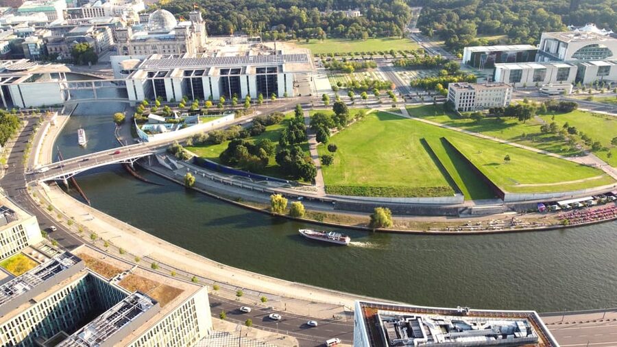 Berlin: Sightseeing Boat Tour on the Spree for Families - Hauptbahnhof, Futurium, and modern Berlin