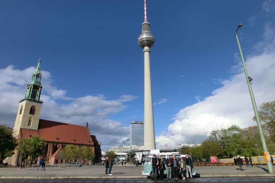 Berlin: Sightseeing Tour in Classic Volkswagen T1 Samba Bus - The guide and the photo booklet matter most