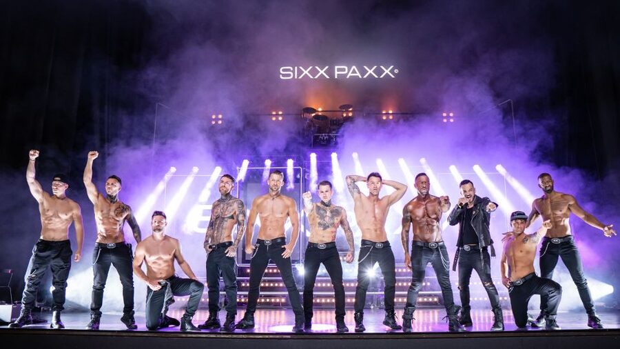 Berlin: SIXX PAXX Theater Show - Acrobatics and dance give the show more variety