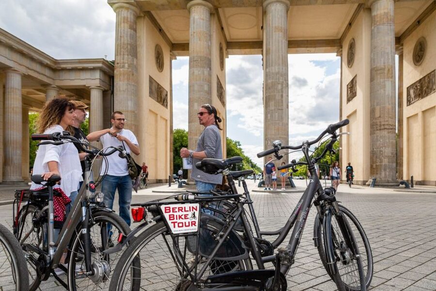 Berlin: Small Group Bike Tour Through City Center - Riding through the Tiergarten to Brandenburg Gate