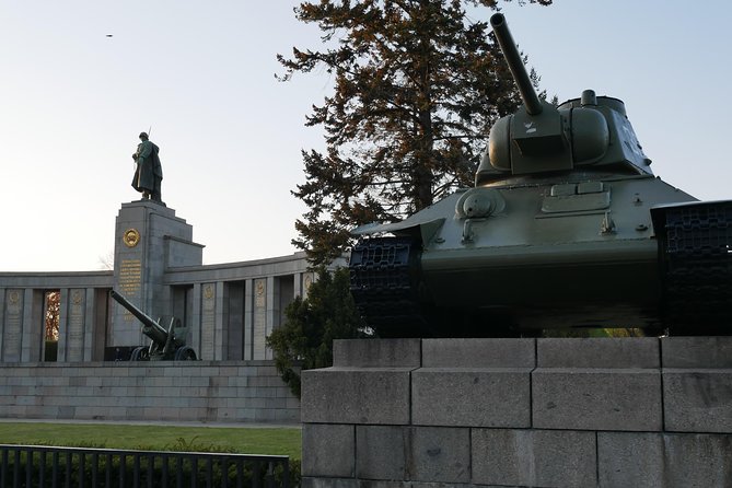 Berlin & The Third Reich Private Guided Tour - Pariser Platz and Brandenburg Gate: power in plain sight