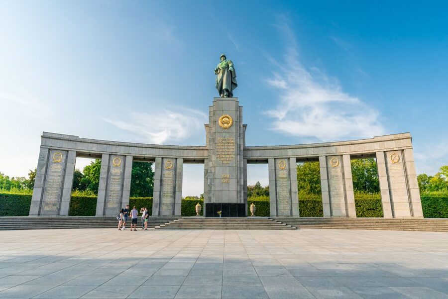 Berlin: Third Reich and Cold War 2 Hour Walking Tour - Soviet tanks at the Tiergarten memorial