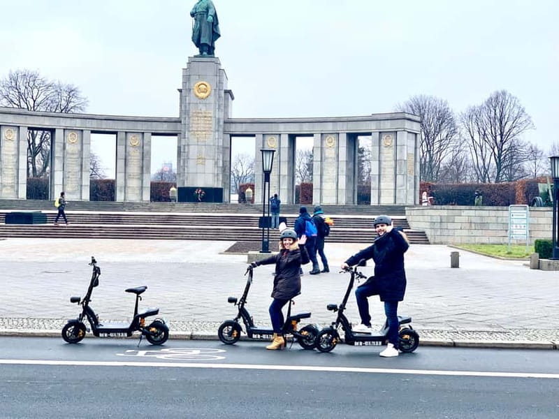 Berlin: Thrilling E-Scooter Adventure Tour - The route through streets, parks, and major sights