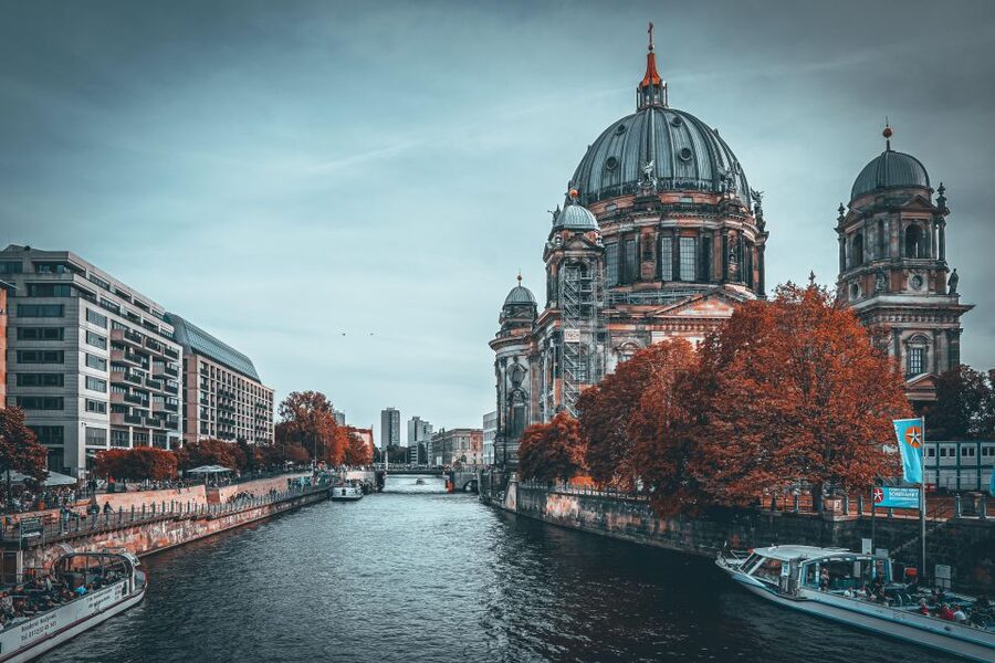 Berlin: Tour with Private Guide - Languages, access, and timing