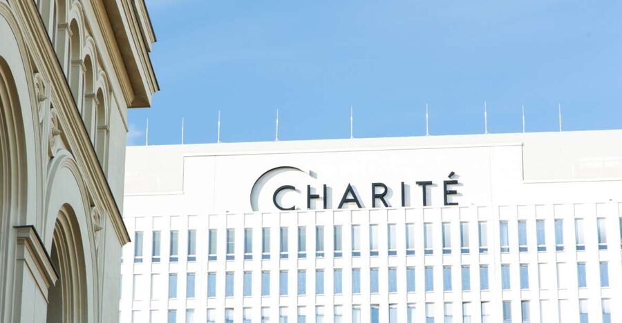 Berlin: walking tour about Charité - Walking along Luisenstraße and across the university campus