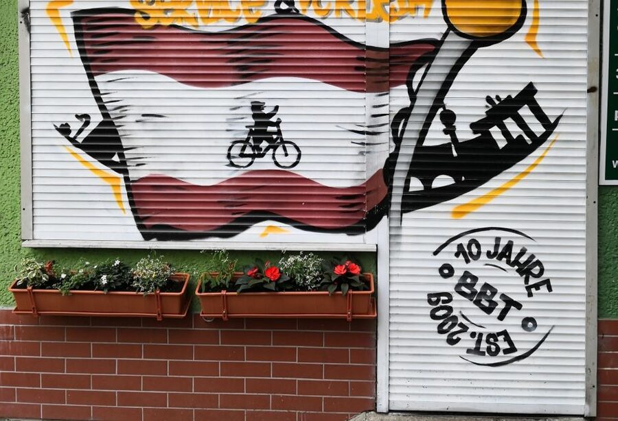 Berlin Wall: Small Group Guided Tour - The Ulbrichtkurve and the shape of the border