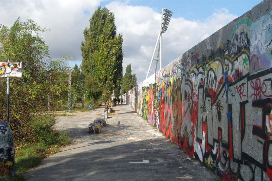 Berlin Wall: Small Group Guided Tour - Gleim Tunnel and Berlin’s lively afterlife