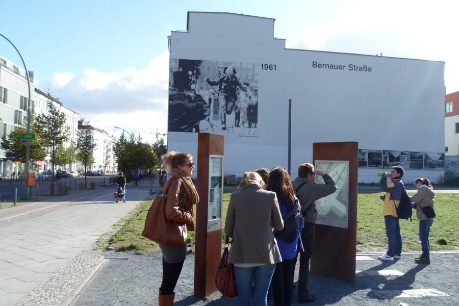Berlin Wall: Small Group Guided Tour - Following traces that are easy to miss