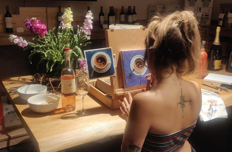 Berlin: Wine on Canvas - Paint Workshop and Wine Tasting - The painting session with an Italian artist