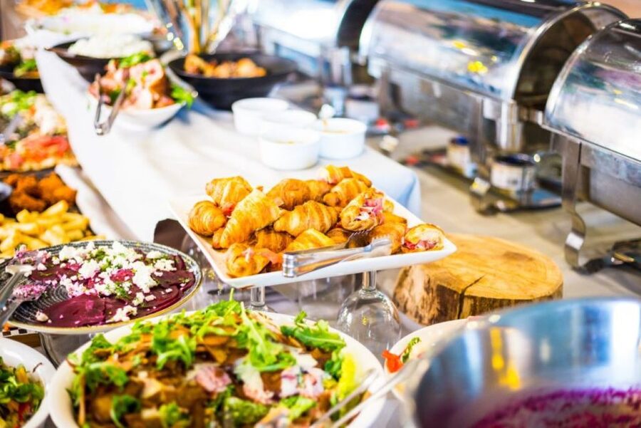 Bonn: Sunday Brunch Buffet with Cologne live music - A Sunday buffet built around kölsch food