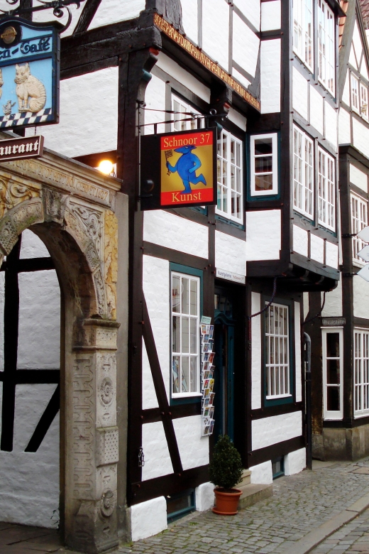 Bremen: Old Town Tour with Costumed Performer & Tour Guide - What makes this Bremen tour different