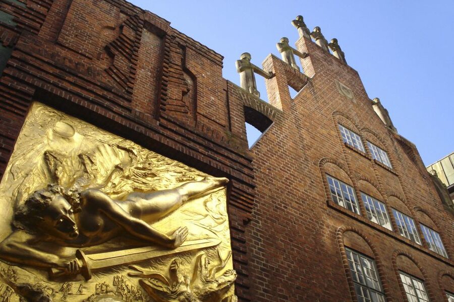 Bremen: Old Town Tour with Costumed Performer & Tour Guide - Marktplatz, the town hall, and Roland