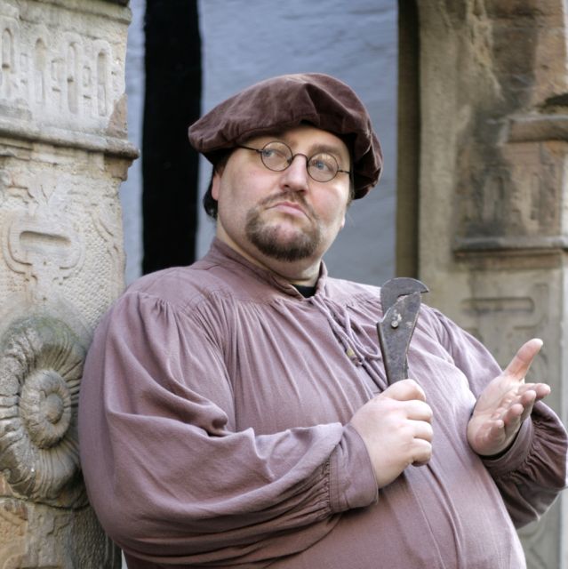 Bremen: Old Town Tour with Costumed Performer & Tour Guide - Schnoor’s lanes and the city’s eccentric characters