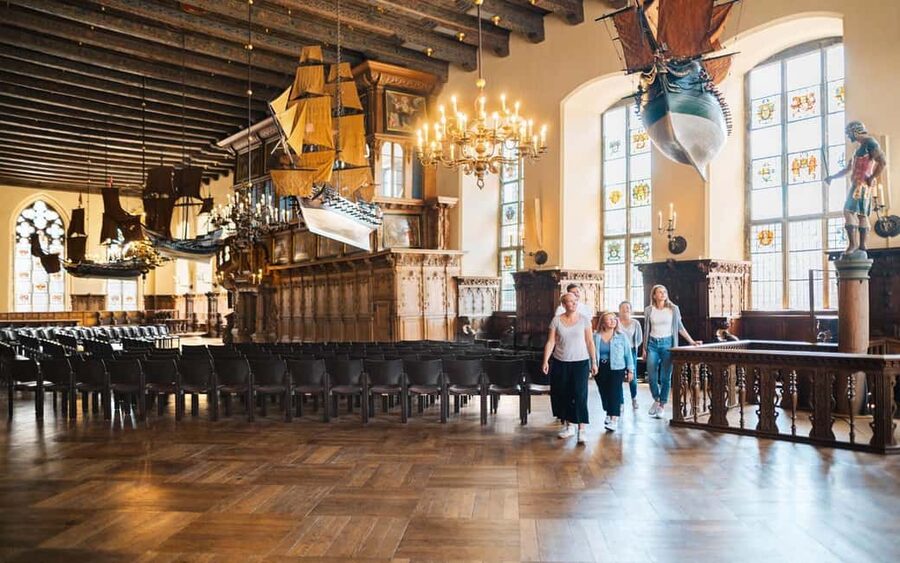 Bremen: Public Tour of the Town Hall in English - Finding the entrance beside the cathedral