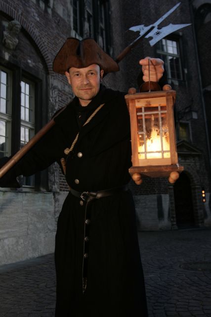 Bremen: Walking Tour in German with Night Guard - Meeting Bremen’s nightwatchman beneath the Town Hall