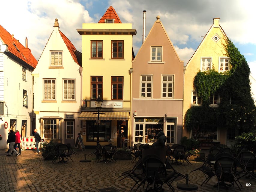 Bremen: Walking Tour of Historic Schnoor District - The narrow houses and changing building styles