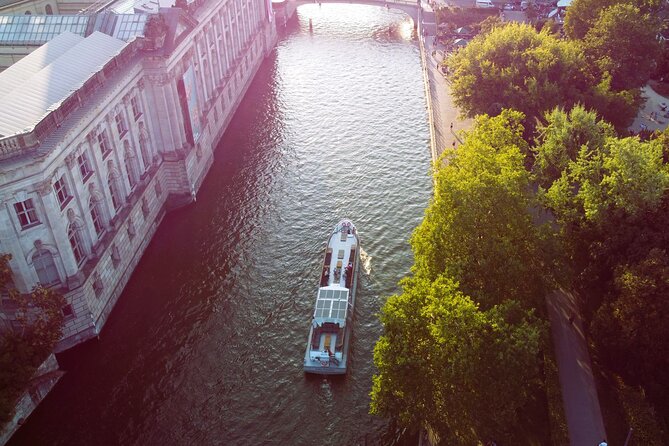 City lounge trip with the lounge ship through Berlin - A quieter boat for seeing central Berlin