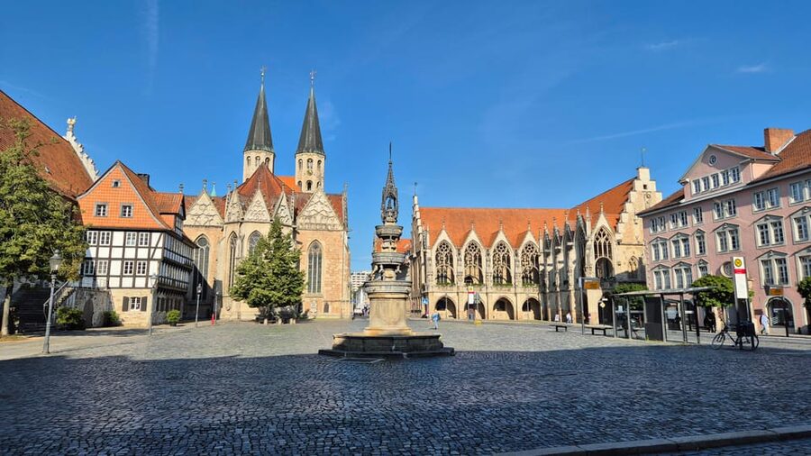 City tour Braunschweig: diverse and full of surprises. - Ringerbrunnen and the move toward everyday city life