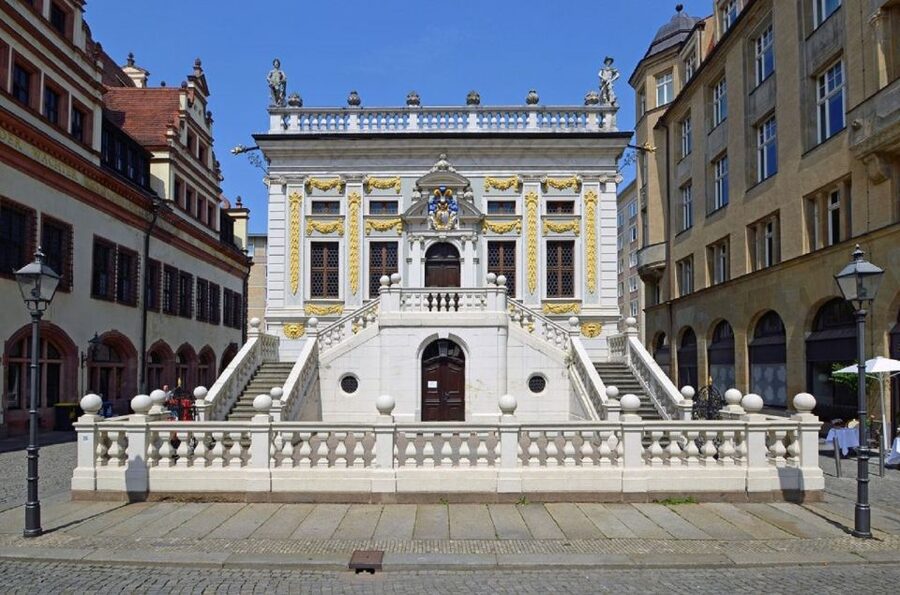 City tour on foot, by S-Bahn and tram - The former Reich’s Supreme Court building