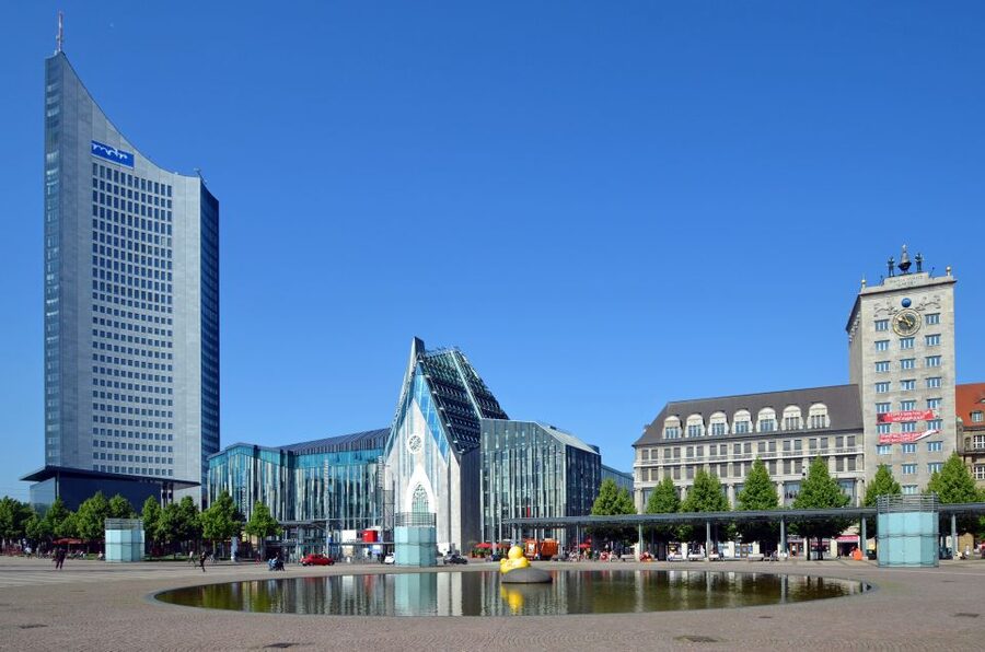 City tour on foot, by S-Bahn and tram - What the guides add to the experience