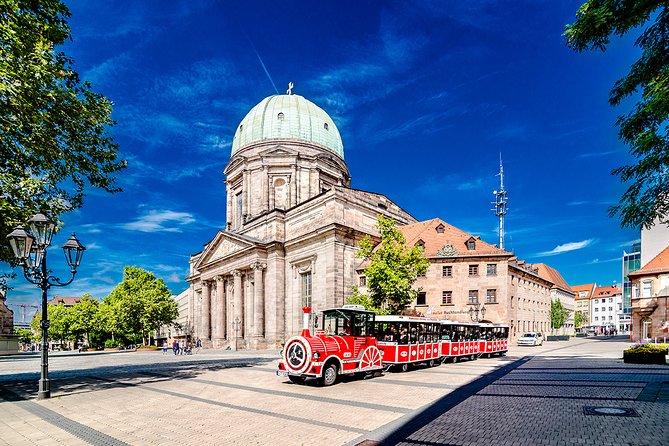 City tour through Nuremberg with the Bimmelbahn - Finding the Bimmelbahn at Schöner Brunnen